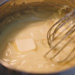 Tarte Tropézienne – Ajouter le beurre, et bien émulsionner. La crème pâtissière devient ainsi une crème mousseline. (Photo : Elodie Davis).